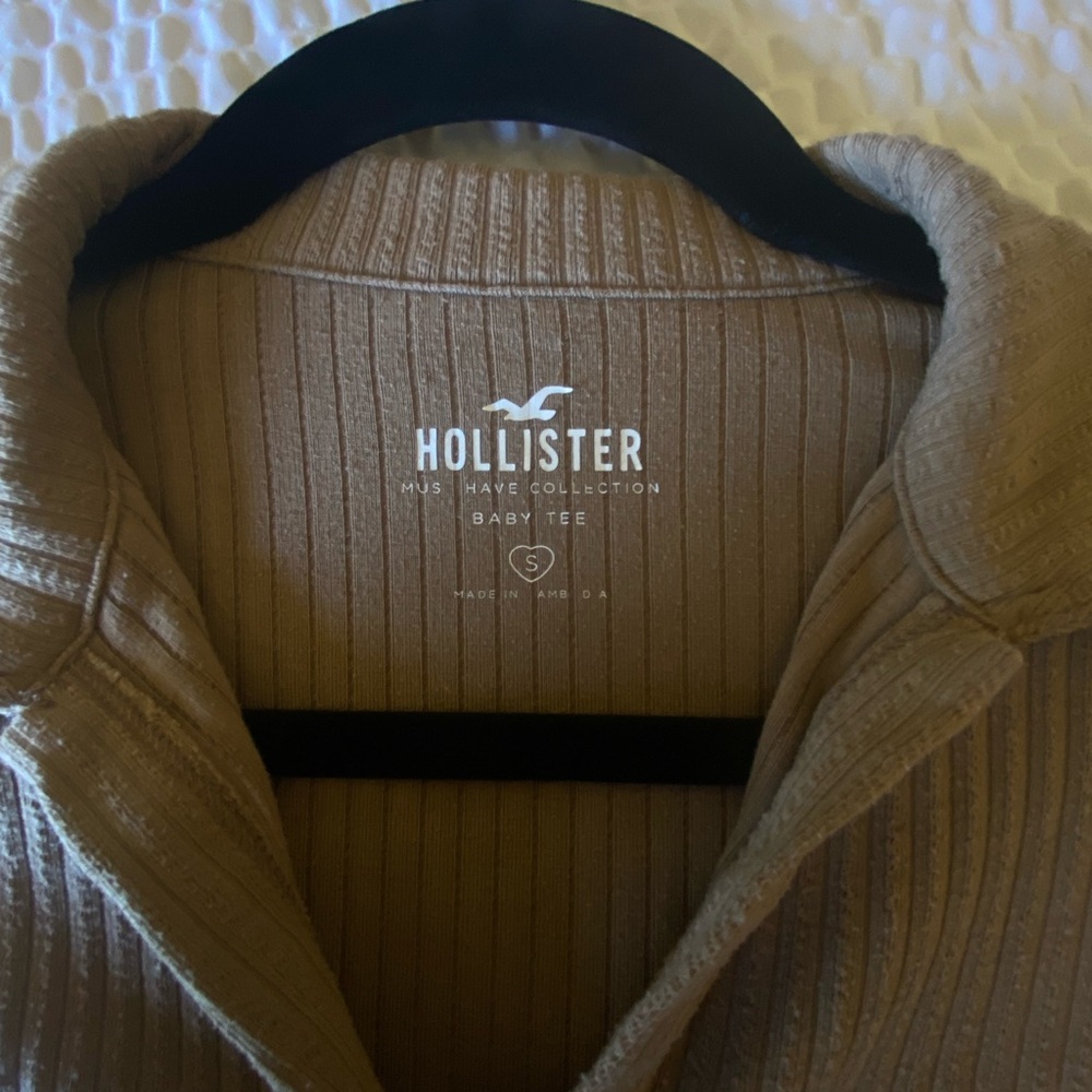Hollister Ribbed Beige Collared Tee - Picture 5 of 5